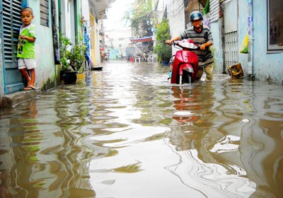 An alley in Nguyen Van Luong street is submerged under floodwaters after a heavy rain combined with high tide in District 6, HCMC (File photo: SGGP)
